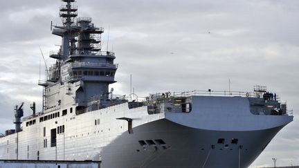 Le "Sebastopol",&nbsp;un des deux porte-h&eacute;licopt&egrave;res Mistral destin&eacute;s &agrave; la Russie, &agrave; Saint-Nazaire (Loire-Atlantique), le 26 novembre 2014. (GEORGES GOBET / AFP)