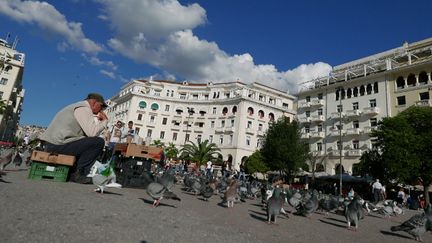 &nbsp; (Le square Aristote, le cœur de Thessalonique, bordé de bâtiments à arcades rouge et blanc © E Langlois)