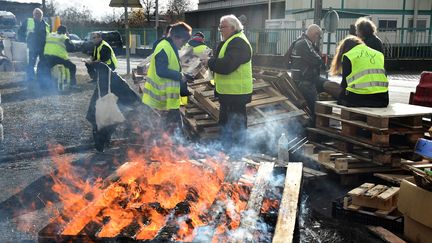 Des "gilets jaunes" sur une barricade au Mans, le 4 décembre 2018. (JEAN-FRANCOIS MONIER / AFP)