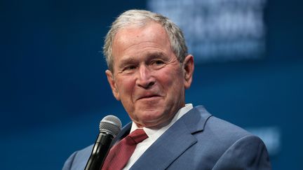 L'ancien président des Etats-Unis George W. Bush lors d'une conférence à Beverly Hills (Californie), le 3 mai 2017. (LUCY NICHOLSON / AFP)