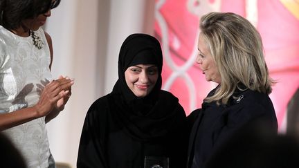 Samar Badawi est présentée par la secrétaire d'Etat américaine Hillary Clinton à Michelle Obama lors d'une cérémonie, le 8 mars 2012 à Washington. (ALEX WONG / GETTY IMAGES NORTH AMERICA A/FP)