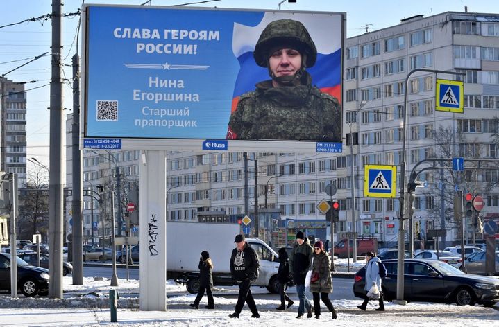 Une affiche rendant hommage à une soldate russe, dans une rue de Saint-Pétersbourg (Russie), le 27 février 2023. (OLGA MALTSEVA / AFP)