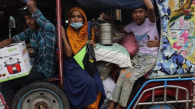 Residents of Cox's Bazar (Bangladesh) prepare to leave the city on May 14, 2023, before Cyclone Mocha hits.  (ZAKIR HOSSAIN CHOWDHURY / ANADOLU AGENCY / AFP)