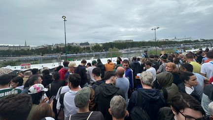 Des spectateurs privés de visibilité sur la Seine, vendredi 26 juillet, lors de la cérémonie d'ouverture des Jeux olympiques de Paris (Libre de droits)