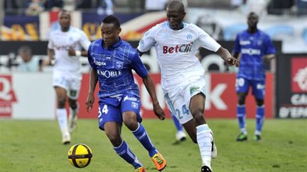 Vincent Acapandie (à gauche) devance Rod Fanni (BORIS HORVAT / AFP)