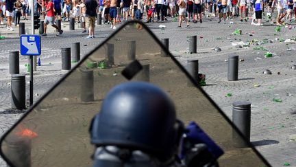 Le 11 juin 2016, des centaines de supporters russes s'en sont pris aux Anglais dans Marseille. (LEON NEAL / AFP)