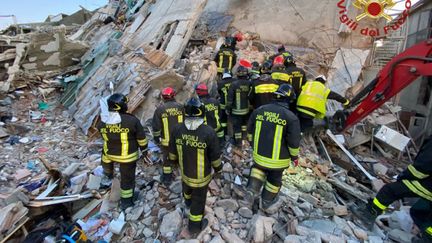 Des pompiers fouillent les décombres d'un immeuble à Ravanusa, en Sicile, le 13 décembre 2021.&nbsp; (HANDOUT / VIGILI DEL FUOCO / AFP)