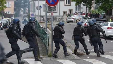 Des CRS intervenant à Strasbourg (Bas-Rhin), lors de la manifestation des "gilets jaunes" du 27 avril 2019. (PATRICK HERTZOG / AFP)