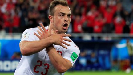 Le Suisse Xherdan Shaqiri fête son but contre la Serbie en mimant un aigle, le 22 juin 2018, à Kaliningrad (Russie). (GONZALO FUENTES / REUTERS)