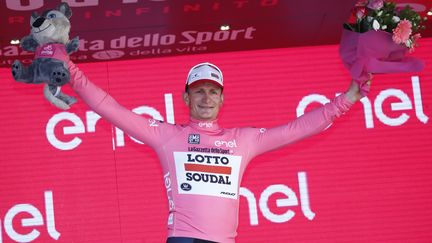 L'Allemand André Greipel (Lotto-Soudal) célèbre son premier maillot rose (LUK BENIES / AFP)