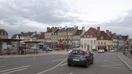 Tout au long de la campagne des municipales 2020, les équipes de France 2 prennent la direction d'une ville pour connaître l'état d'esprit des habitants. Lundi 17 février, à un mois des élections, rendez-vous à Autun, en Saône-et-Loire, où les questions d'environnement font débat. (FRANCE 3)