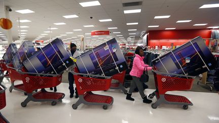 Des Am&eacute;ricains ach&egrave;tent des t&eacute;l&eacute;viseurs pendant les soldes qui suivent la f&ecirc;te de Thanksgiving, &agrave; Chicago (Illinois), le 28 novembre 2013.&nbsp; (JEFF HAYNES / REUTERS )