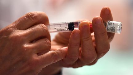 Lors d'une vaccination avec le vaccin Pfizer-BioNTech au centre de gérontologie du CHU de Montpellier, le 4 janvier 2020.&nbsp; (PASCAL GUYOT / AFP)