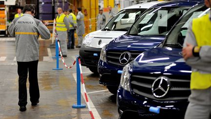 Des employ&eacute;s de Renault travaillent sur le site d'assemblage de Maubeuge (Nord), le 8 octobre 2012. (PHILIPPE HUGUEN / AFP)