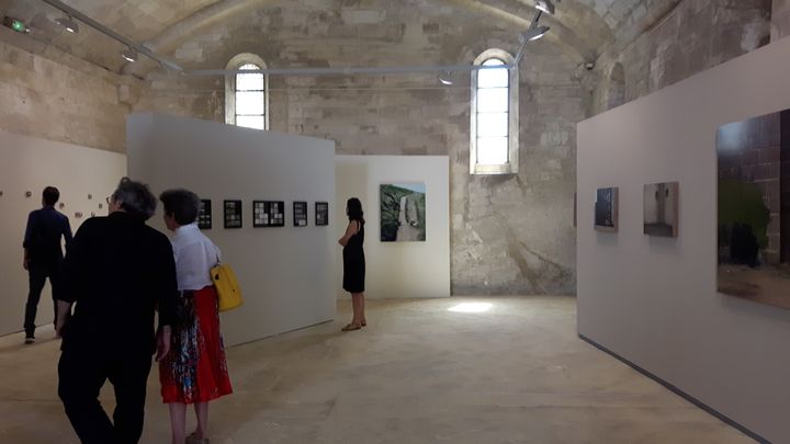 Dans les couloirs de l'exposition de Kate Barry, aux Rencontres de la photographie d'Arles. (ANNE CHEPEAU / RADIO FRANCE)