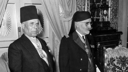 Habib Bourguiba (à gauche), en présence de Muhammad al-Amin Bey, le 22&nbsp;juillet 1957&nbsp;à Tunis.&nbsp;Le leader indépendantiste Habib&nbsp;Bourguiba mit fin au protectorat français imposé à la Tunisie en 1881. (AFP)