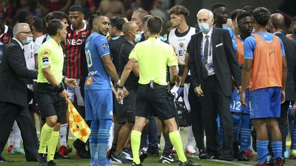 Les joueurs de l'Olympique de Marseille et de l'OGC Nice lors de l'envahissement de terrain à l'Allianz Riviera à l'occasion de la rencontre pour la 3e journée de Ligue 1, le 22 août 2021.&nbsp; (JEAN CATUFFE / JEAN CATUFFE)