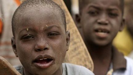 Des enfants de Tombouctou brandissant des manuscrits anciens sur lesquels sont écrites des sourates du Coran (15-2-2005) (AFP - FRANCOIS XAVIER MARIT)