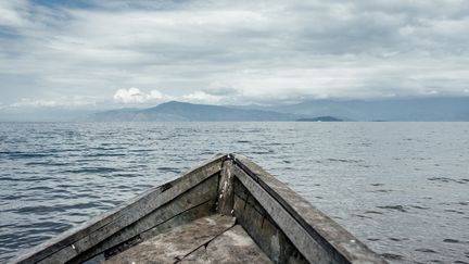 "Regardez : nous sommes là au bord d'un lac magnifique, au pied des montagnes, avec des possibilités de randonnées, à pied, en VTT, en kayak, en taxi-moto", poursuit-il. Petite perle des Grands Lacs, Idjwi a tout pour plaire si la RDC s'ouvre un jour aux touristes comme le Rwanda voisin qui, devenu un sponsor du club anglais de football d'Arsenal, promeut son tourisme sur les manches des maillots des joueurs, frappées d'un logo "Visit Rwanda". (LUKE DENNISON/AFP)