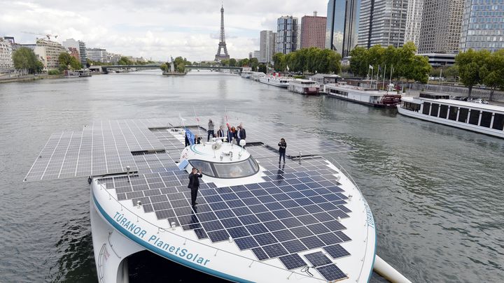 Turanor PlanetSolar, un bateau utilisant l'&eacute;nergie solaire, vogue sur la Seine &agrave; Paris, le 10 septembre 2013. (MIGUEL MEDINA / AFP)