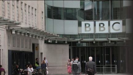 Mardi 28 juin, alors que le service public français est en grève contre le projet de suppression de redevance audiovisuelle, la BBC, service public britannique, va connaître le même sort en 2027.&nbsp; (FRANCE 2)