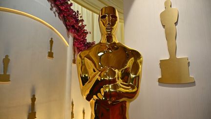 Une statue des Oscars sur le tapis rouge de la 96e cérémonie annuelle à Hollywood, en Californie, le 9 mars 2024. (PEDRO UGARTE / AFP)