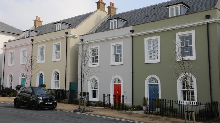 Une rue de Poundbury, à Dorchester (Royaume-Uni), le 19 avril 2023. (ELISE LAMBERT / FRANCEINFO)