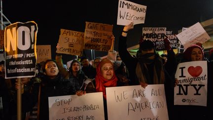 Des manifestants se regroupent devant l'aéroport John F. Kennedy, à New York, le 28 janvier 2017, contre le décret anti-immigration signé par Donald Trump la veille. (STEPHANIE KEITH / GETTY IMAGES NORTH AMERICA / AFP)