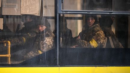 Des membres de l'armée ukrainiennen, à Kiev le 27 décembre 2022. Photo d'illustration. (ARIS MESSINIS / AFP)