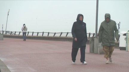 Météo : les vacanciers profitent de leurs congés malgré la pluie (France 3)