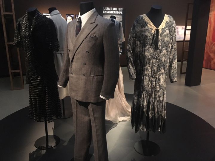 Un costume porté par Robert de Niro et Deux robes portées par Elizabeth McGovern dans "Il était une fois en Amérique de Sergio Leone, exposés à l'exposition "Il était une fois Sergio Leone" à la cinémathèque (oct. 2018 - Janv. 2019) 
 (Jacky Bornet / Culturebox)