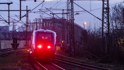 Un train à destination de Strasbourg sort de la gare de Kehl, en Allemagne, le 18 janvier 2023. (PHILIPP VON DITFURTH / DPA / AFP)