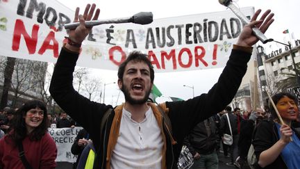 Des milliers de Portugais manifestent contre les mesures d'aust&eacute;rit&eacute; mises en place par leur gouvernement, le 2 mars 2013 &agrave; Lisbonne.&nbsp; (PEDRO NUNES / CITIZENSIDE / AFP)