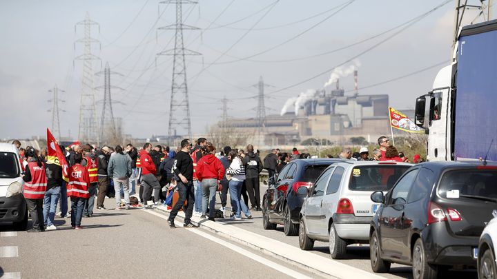 Des manifestants à la Fos-sur-Mer, le 22 mars 2023. (MAXPPP)