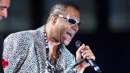 Le chanteur Erick Bamy, choriste et "doublure" vocale de Johnny Hallyday, le 5 septembre 1998, lors du premier concert de Johnny Hallyday&nbsp;au Stade de France. (JACK GUEZ / AFP)