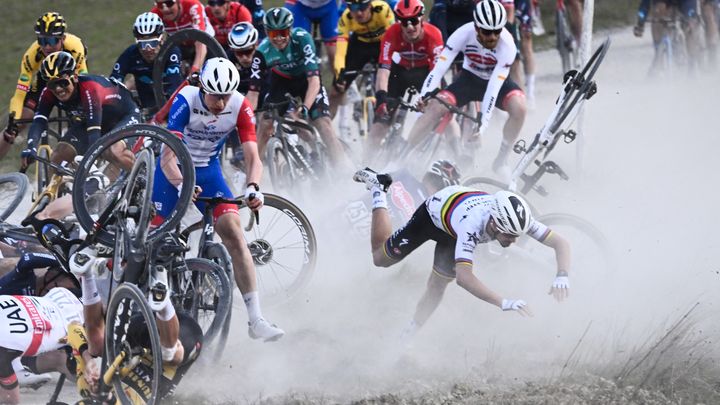 Julian Alaphilippe lors de sa chute aux Strade Bianche, en mars 2022. (MARCO BERTORELLO / AFP)