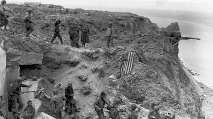  (Les Rangers amenant des prisonniers à la pointe du Hoc après l'assaut le 6 juin 1944  © REUTERS)