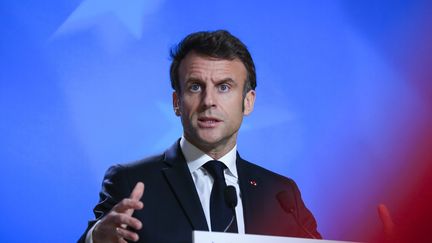 Le président de la République Emmanuel Macron à Bruxelles (Belgique) le 10 février 2023 (NICOLAS LANDEMARD / LE PICTORIUM / MAXPPP)