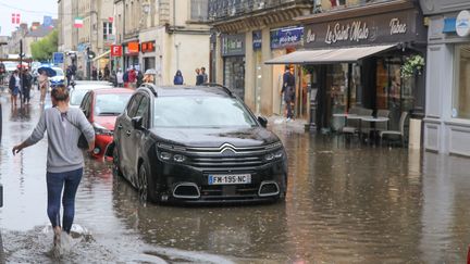 Une rue de Bayeux (Calvados) submergée par les pluies d'orage, le 4 juin 2022. (MAXPPP)