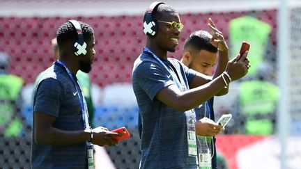 Mondial 2018 : Samuel Umtiti et Paul Pogba de l'équipe de France de football en Russie, casque vissé sur la tête
 (FRANCK FIFE / AFP)