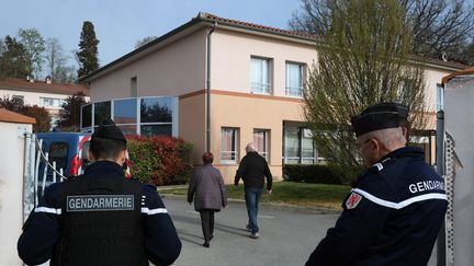 Des gendarmes devant l'établissement&nbsp;d'hébergement pour personnes âgées "La Chêneraie" à côté de Toulouse (Haute-Garonne), où cinq personnes sont mortes le 31 mars 2019.&nbsp; (ERIC CABANIS / AFP)