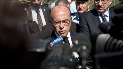 Bernard Cazeneuve assiste &agrave; des tests d'accidents entre une voiture et un scooter, le 13 juin 2014 &agrave; Saint-Brice-sous-For&ecirc;t (Val-d'Oise).&nbsp; (NICOLAS MESSYASZ / SIPA)