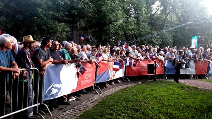 Des Serbes rassemblés au parc Kalemegdan, à Belgrade le 15 juillet 2019, où se dresse le monument de reconnaissance à la France. (RADIO FRANCE / ELISE DELEVE)