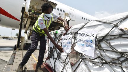 Réception des vaccins du dispositif Covax à Abidjan (Côte d'Ivoire), le 26 février 2021. (SIA KAMBOU / AFP)