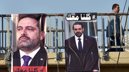 Des affiches&nbsp;de soutien au&nbsp;Premier ministre libanais démissionnaire, Saad Hariri, à Beyrouth, on peut lire en arabe "Nous sommes tous avec toi". (WAEL HAMZEH / EPA)