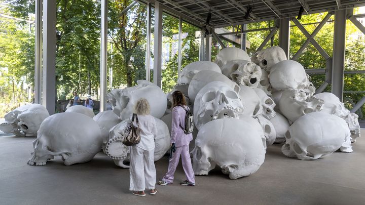 Vue de l'exposition Ron Mueck à la Fondation Cartier pour l'art contemporain, National Gallery of Victoria, Melbourne, Felton Bequest, 2018 (Photo © Marc Domage)