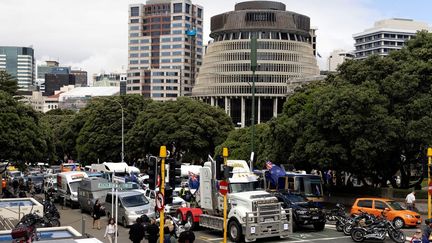 Un convoi de camions bloque une rue, près du siège du Parlement, à Wellington (Nouvelle-Zélande), le 8&nbsp;février 2022. (MARTY MELVILLE / AFP)