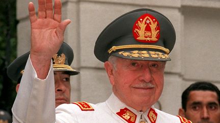 L'ancien dictateur chilien Augusto Pinochet à Santiago, le 25 novembre 1997. (CRIS BOURONCLE / AFP)