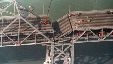 Une partie effondrée du Bay Bridge, à Oakland, après le tremblement de terre du 17 octobre 1989. (AFP / Gary Weber)