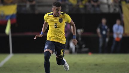 Byron Castillo, sous les couleurs de l'Equateur, face à l'Arabie Saoudite, le 23 septembre 2022. (JOSE JORDAN / AFP)